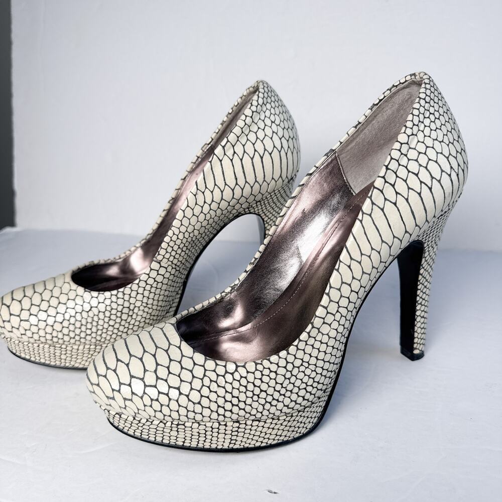 Calvin Klein Karsyn Python Embossed Leather Platform Pumps 7M
